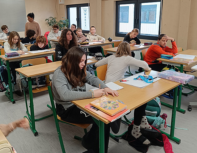 Zpátky do kontejnerů. Poškozená škola má vizualizace, žáci se do ní však stále nevrátí