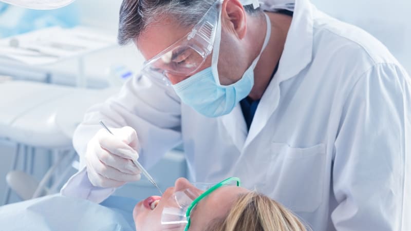 Bolavý zub může poškodit zdraví a způsobit infarkt. Co všechno hrozí a kdy vyhledat pomoc?