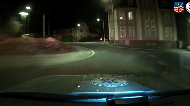 Ujíždějící motorkář boural na výjezdu z kruháče, po svých daleko neutekl