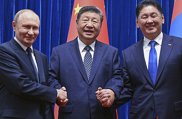 Putin se v Pekingu sešel s „drahým přítelem“ Sim. Přizvali i hlavu Mongolska