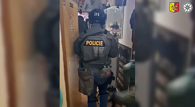 Gang v Praze ukradl dvacet aut za 4,5 milionu. Vozy chtěli zloději rozebrat