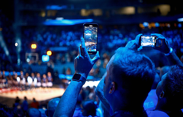 Fanoušci jsou rozjetí, dáme ještě jednu písničku. Jak se Češi na ME starají o show