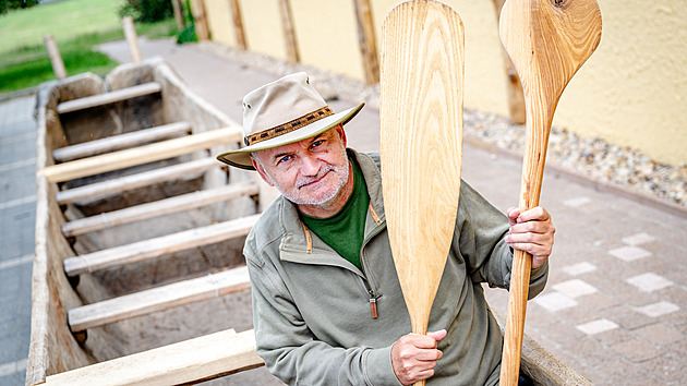 Nová pádla i plachta. Expedice Monoxylon opět vypluje na moře v pravěkém člunu