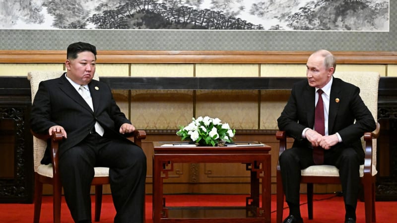 Putin v Pekingu Kima objal a pozval ho do Ruska. Přijedu brzy, uslyšel