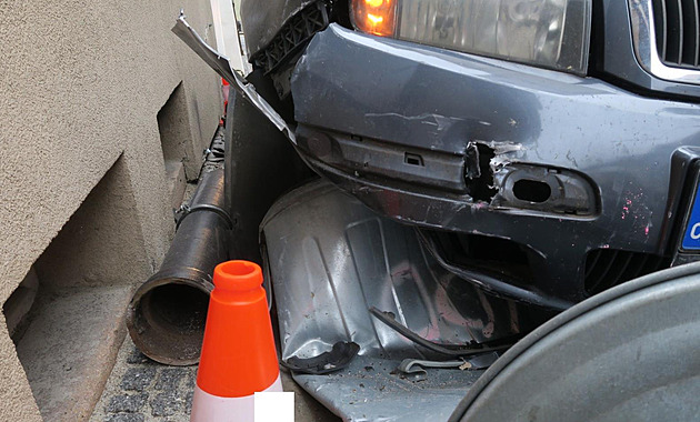 Řidič pod sebou lovil sluneční brýle a vjel na chodník, kde srazil muže