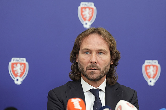 Léčba Nedvědem. Muž s aurou vylezl zpoza opony, hraje se v Černé Hoře i o trenéra?