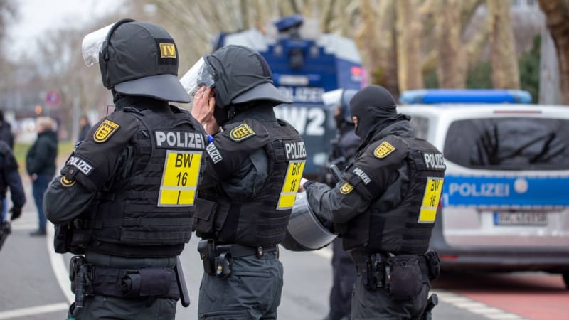 Žák v Německu pobodal učitelku. Zraněnou ženu operují, pachatel uniká policistům