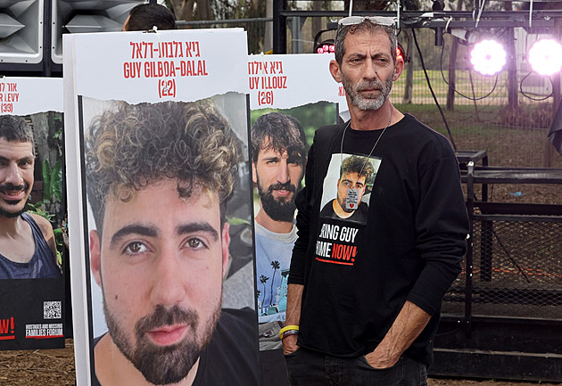 Zastavte ofenzivu, žádá rukojmí. Hamás ukázal unesené na novém videu