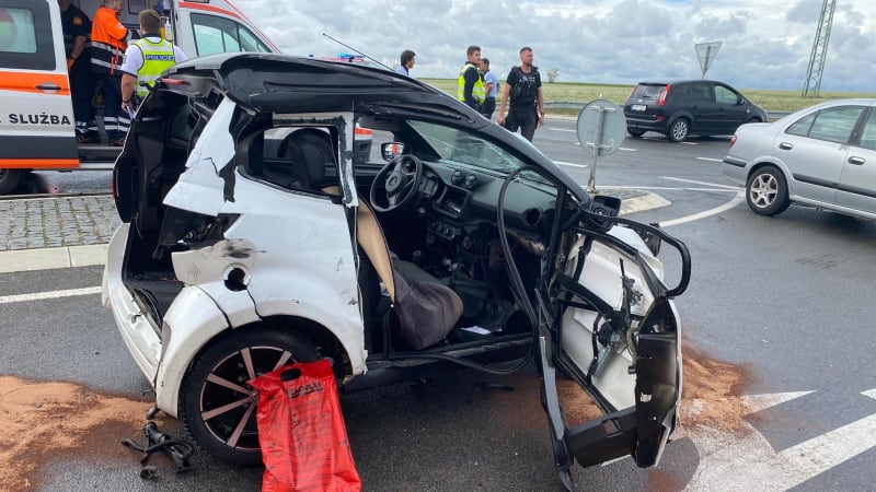 Kamion se srazil na Kladensku s osobním autem. Zranění utrpěly dvě děti, zasahoval vrtulník