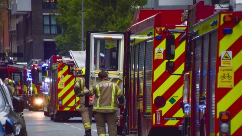 Masivní požár v Londýně: Hasiči bojují s plameny v devítipatrové budově někdejšího ústředí BBC