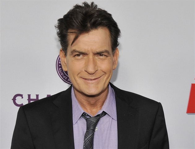 Drogy, rychlá auta a nevázaný sex. Šedesátník Charlie Sheen už seká latinu
