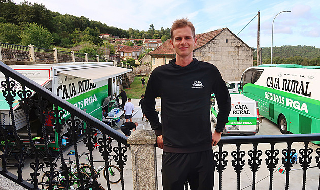 Palandy i luxus. Se špunty a vlastní matrací. Jak bydlí cyklisté na Grand Tour