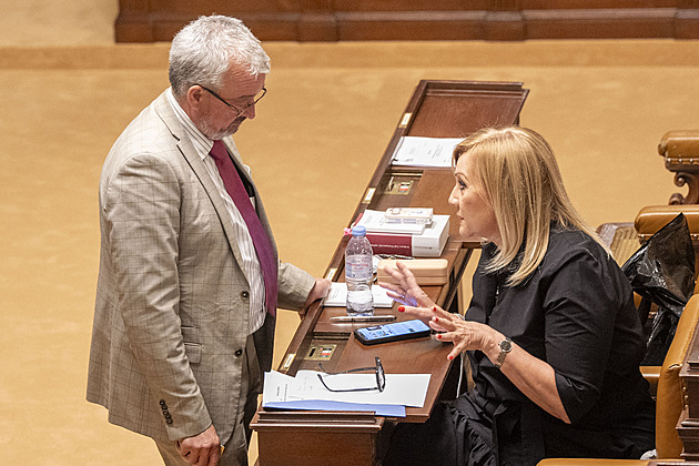 Poslanci zachovali zaměstnanecké benefity a ukončili volební období Sněmovny