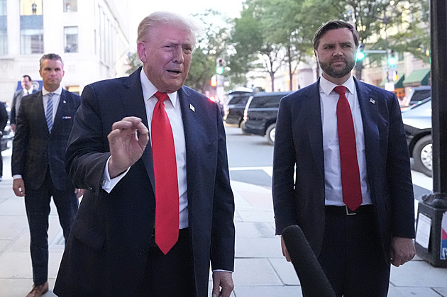 Jsme při vás, budeme bránit každou část NATO, ujišťují USA. Trump situaci sleduje