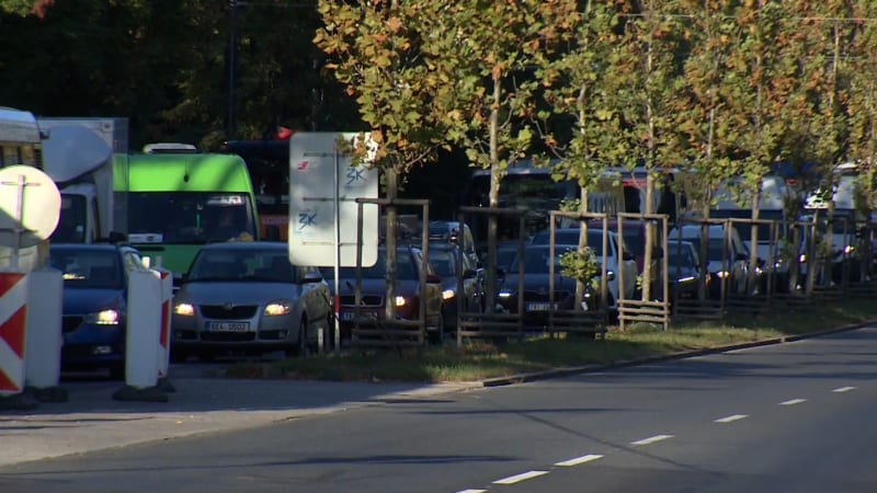 Vysypané basy piva brzdí provoz na pražské Strakonické ulici. Potrvá to hodiny