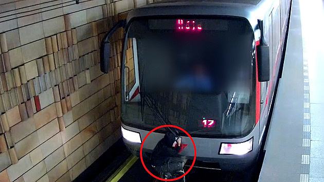 Jeden jel na spřáhle, další natáčel. Policie hledá výtečníky, kteří ochromili provoz metra