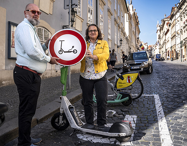 Překáží a ohrožují chodce. Praha od ledna zakáže sdílené elektrokoloběžky