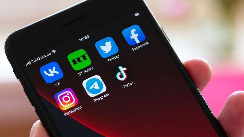 Chtěl lajky, při výzvě málem zemřel. 13letý chlapec z Británie se škrtil tak, že přišel o paměť