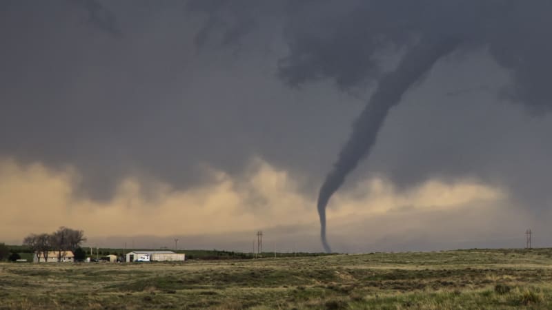 Českem se prohnalo tornádo, doprovodilo bouřku u Hodonína. Lidé ho zachytili na kameru