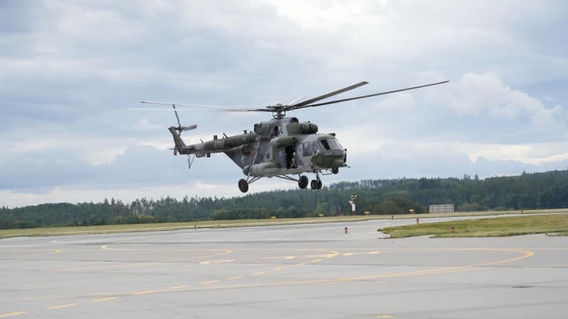 Tři české vrtulníky dorazily do Polska. Mají chránit tamní nebe před ruskými provokacemi