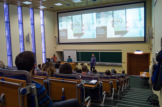 Bezplatné školy s poplatky. Studenty vysokých škol trápí skryté výdaje