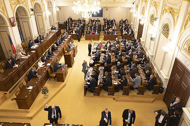 Politici si polepší o pět procent, platy soudců a žalobců vzrostou ještě víc