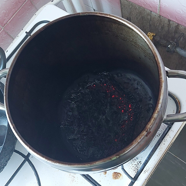 Dvojice usnula při přípravě snídaně, bytovku zaplnil kouř ze spáleného jídla