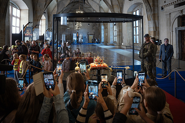 Davy dětí s mobily oblehly korunovační klenoty, pak je překvapil prezident