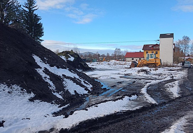 Otravuje vzduch, půdu a vodu. Spolkům a radnici ve Volarech vadí skládka s jedy