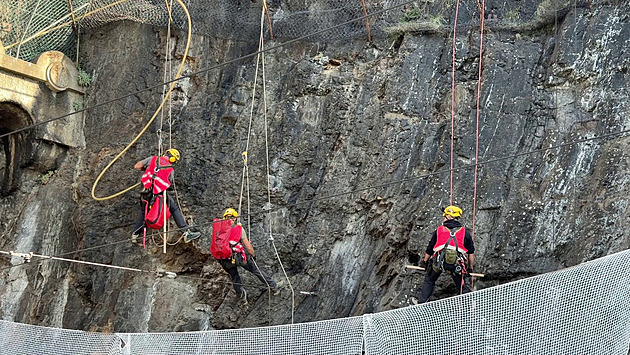 VIDEO: Horolezci v akci. Kvůli sanaci vyšehradské skály uzavřeli tunel pod ní