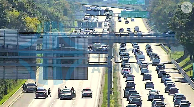 Dálnici D1 uzavřely u Jažlovic tři řetězové nehody blízko sebe, bouralo jedenáct aut