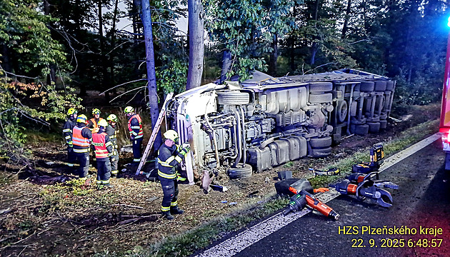 Řidič kamionu se vyhýbal protijedoucímu autu a převrátil se do příkopu