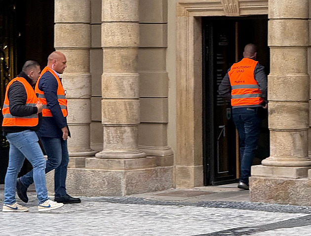 Další dějství sporu o název Mucha Muzeum, exekutoři zasahují v paláci Savarin