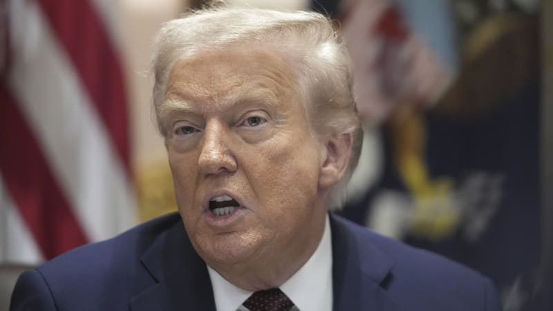 ANALÝZA: Prezident chaosu. Trump úkoluje justici, jde proti vědcům a dál posiluje moc