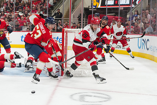 Zvláštní bitka s oslavou a úsměvy. Soupeři shodili rukavice současně s gólovou trefou