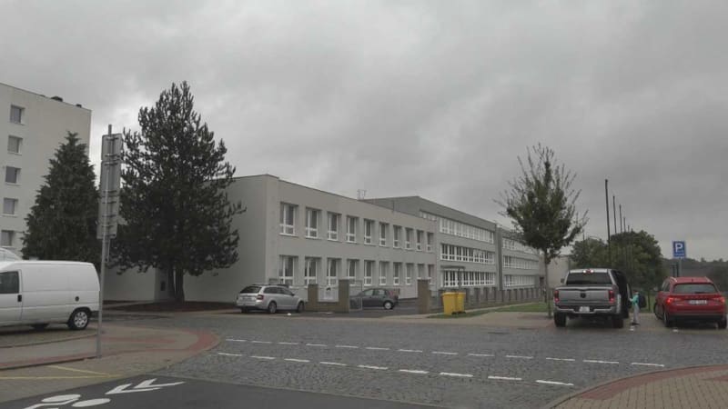 Mladík vytáhl nůž u školy na Litoměřicku. Hrozil 18letému sokovi, soud ho za to poslal do vazby