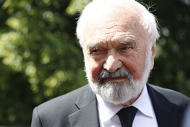 Volby 2025 ONLINE: Svěrák v emotivním videu apeluje na mladé voliče, aby šli volit