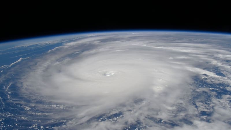 Hurikán Humberto se řítí k Evropě. Přinese extrémně silné bouře, deště zasáhnou i Česko