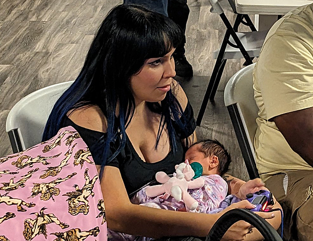 Žena vyhrála turnaj Mortal Kombat s novorozencem v náručí