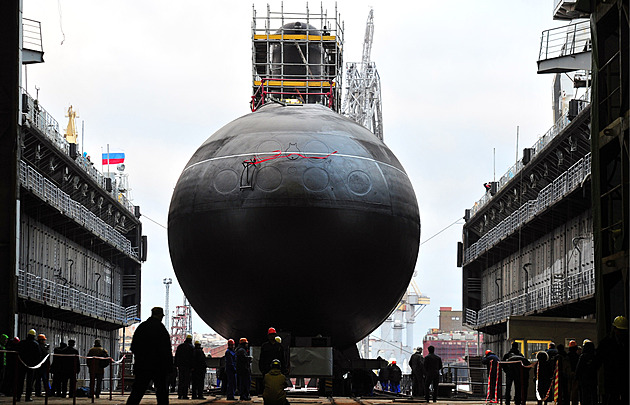 U Gibraltaru se vynořila ruská ponorka. Prozradil ji únik paliva, hrozila exploze