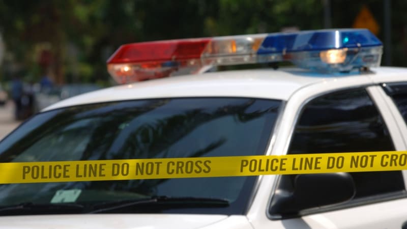 Černé SUV srazilo v USA dvě dívky na elektrokolech. 17letý mladík čelí obvinění z vraždy