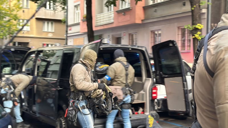 Poplach na Žižkově: Muž hrozí sebevraždou skokem ze střechy. Na místě je zásahovka