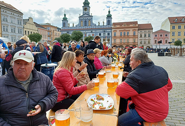 Občerstvení i pivo dvě hodiny zdarma, Budvar slavil obřím piknikem na náměstí