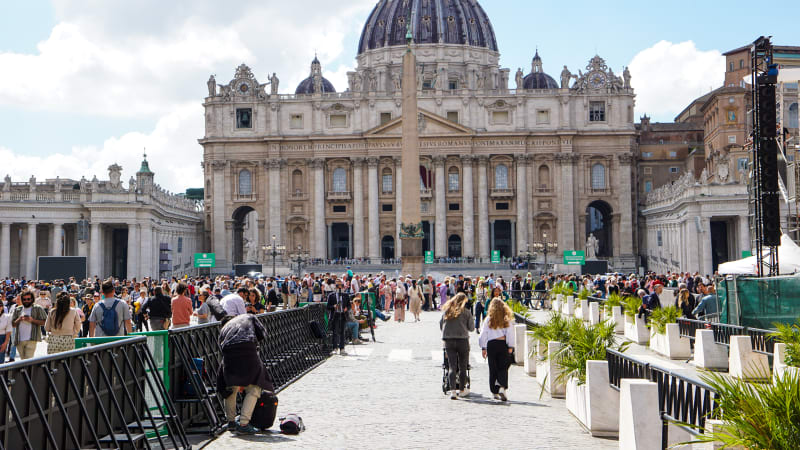 Mladík zneuctil baziliku svatého Petra ve Vatikánu: Před zraky stovek lidí se vymočil na oltář