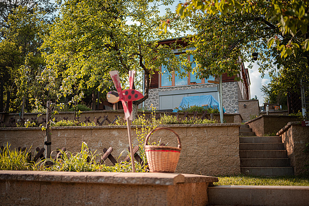 Zahradu v kolonii z 50. let proměnili v živoucí organismus u Zaječího potoka