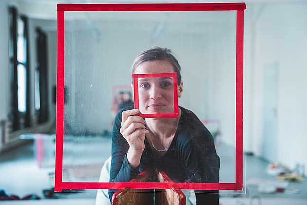 Žongluje ústy s pingpongovými míčky. Pro někoho nechutnost, přiznává performerka