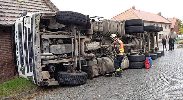 Nákladní vůz dostal smyk na dlažebních kostkách, řepa se rozsypala po zahradě