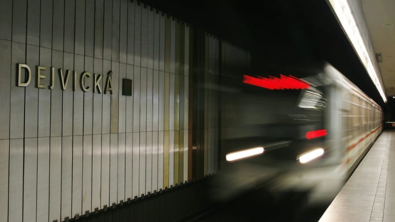 Chaos v pražském metru: Pes zastavil provoz mezi Dejvickou a Motolem. Jezdí náhradní doprava