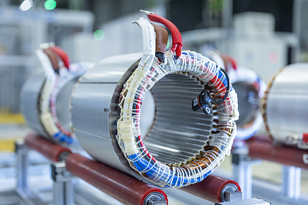 Čína škrtí vývoz vzácných kovů. Evropský autoprůmysl bije na poplach