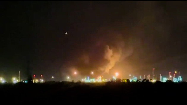 Největší maďarskou rafinerii zachvátil požár. Orbán slibuje přísné vyšetřování